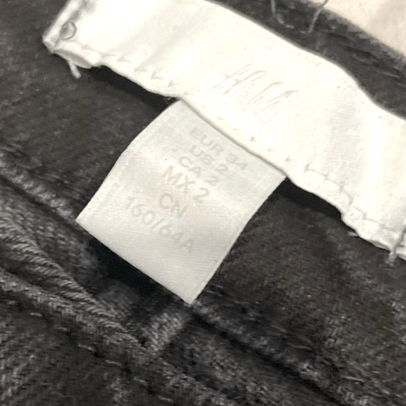 NWOT H&M Black Slim Mum High Ankle Jeans Size 6 -8 $30 (RRP $40)๐๏ธ๐. - Picture 4 of 8